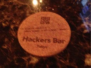 「HackersBar」のロゴが入るハッカーズバーのコースター