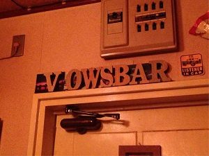 大坂坊主バーの店内にはVOWSBARのロゴ