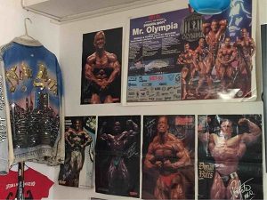 ツインズマッスルの壁には筋肉のポスター