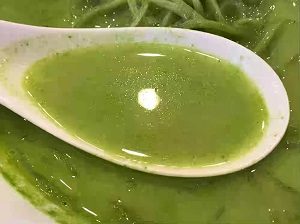 小松菜クリーミーラーメンのスープはシチューのような味わい